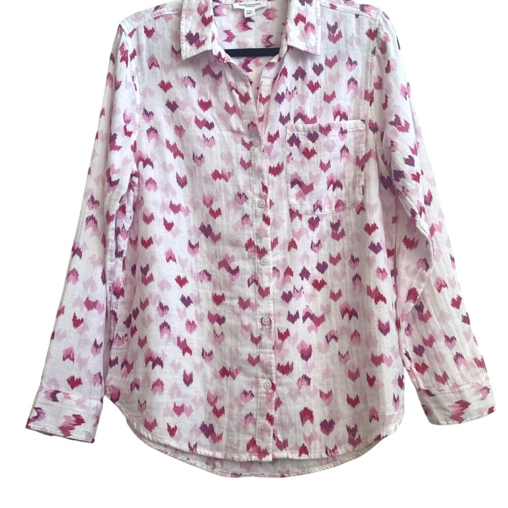 Beach Lunch LoungeWhite with Pink Abstract Heart/V Shape Pattern Button Down Top